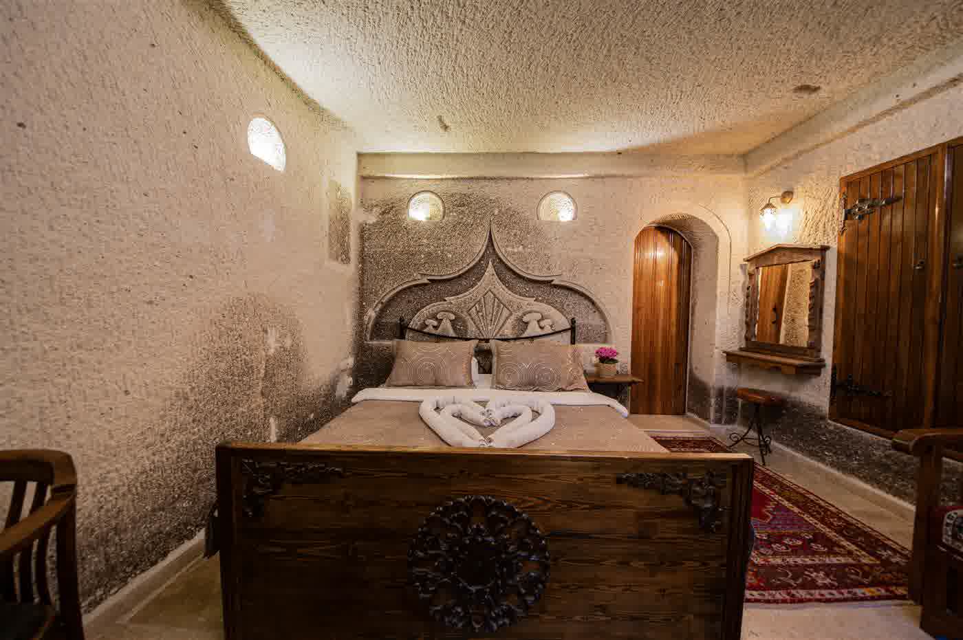 Deluxe Cave Suite 103