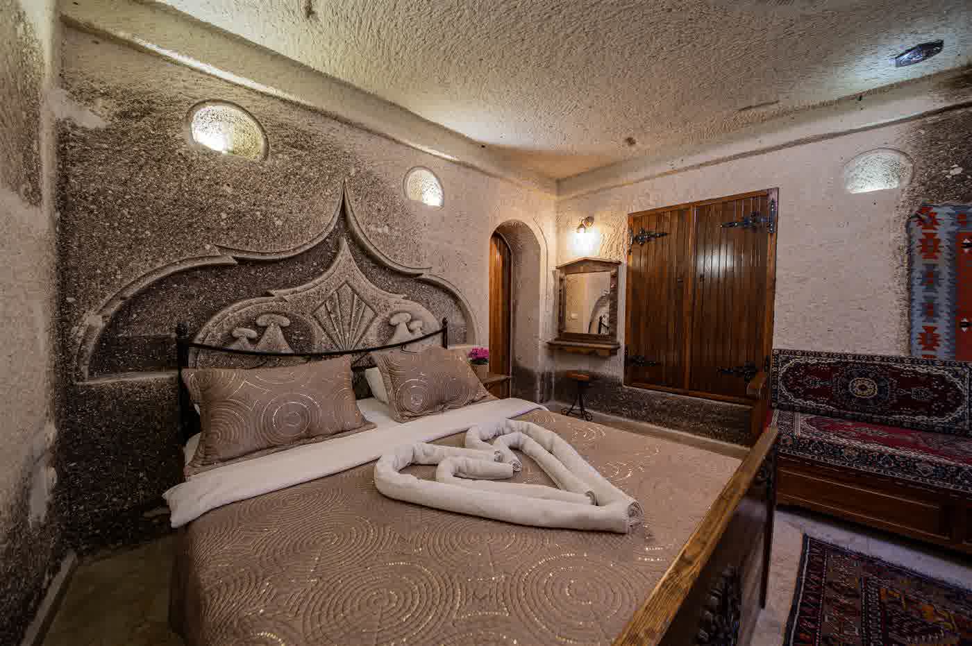 Deluxe Cave Suite 103 detail