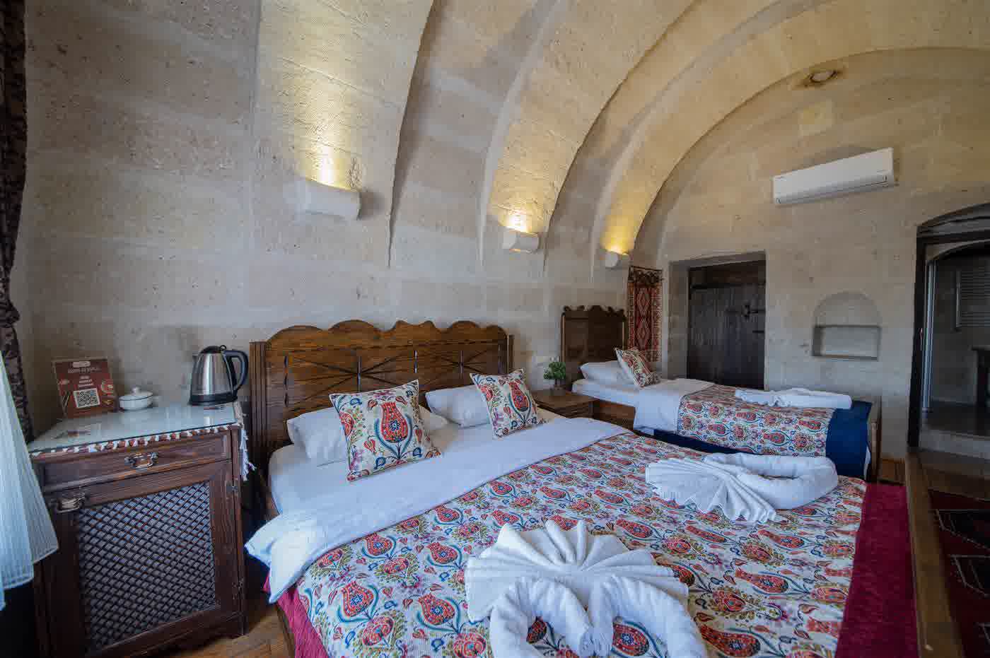 Superior Stone Triple Room detail
